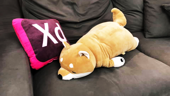 写真:MAX Storeで入手したAdobe XDクッションと犬のクッション「コタロー」