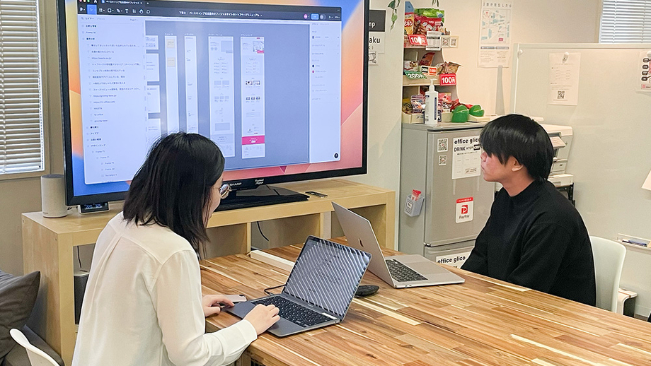 進捗確認の様子（左：インターン生／右：弊社デザイナー新井）
