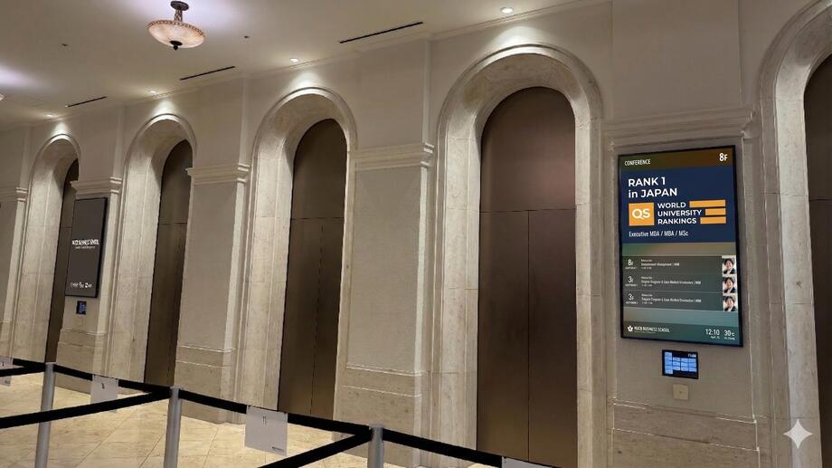 デジタルサイネージ上に表示されたリアルタイム天気予報ウィジェット（WeatherAPI.com連携）